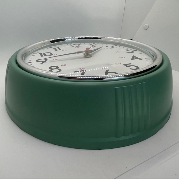 Vintage Green Plastic Analog Wall Clock - Picture 10 of 11